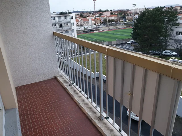 Balcone; pavimento in piastrelle, vista