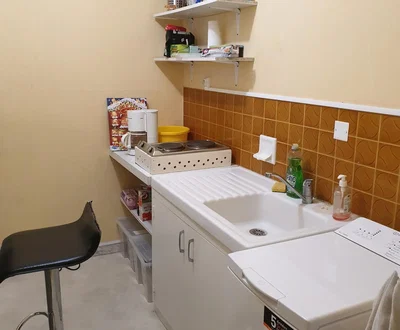 Cucina; elettrodomestici, pavimento in piastrelle, necessita ristrutturazione