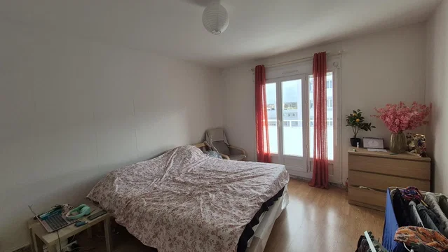 Camera da letto; pavimento in legno, luce naturale
