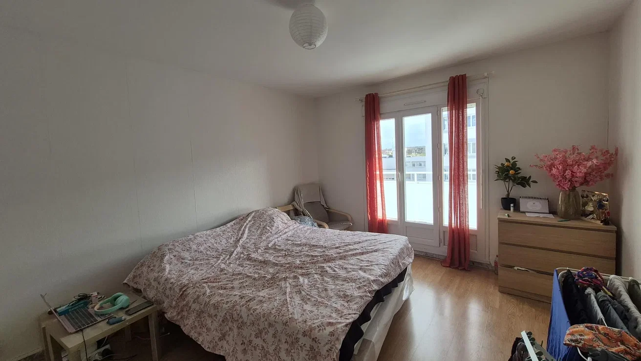 Camera da letto; pavimento in legno, luce naturale