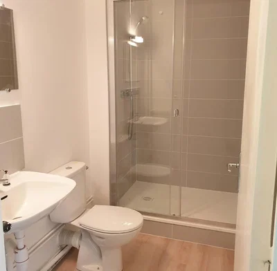 Toilette; pavimento in piastrelle, luce naturale