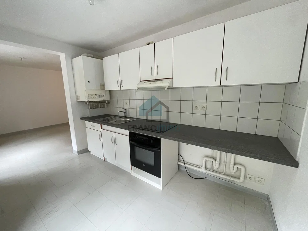 Cucina; pavimento in piastrelle, necessita ristrutturazione