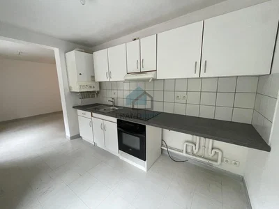 Cucina; pavimento in piastrelle, necessita ristrutturazione