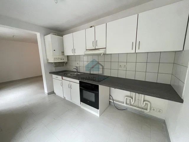 Cucina; pavimento in piastrelle, necessita ristrutturazione