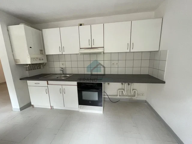 Cucina; elettrodomestici, pavimento in piastrelle