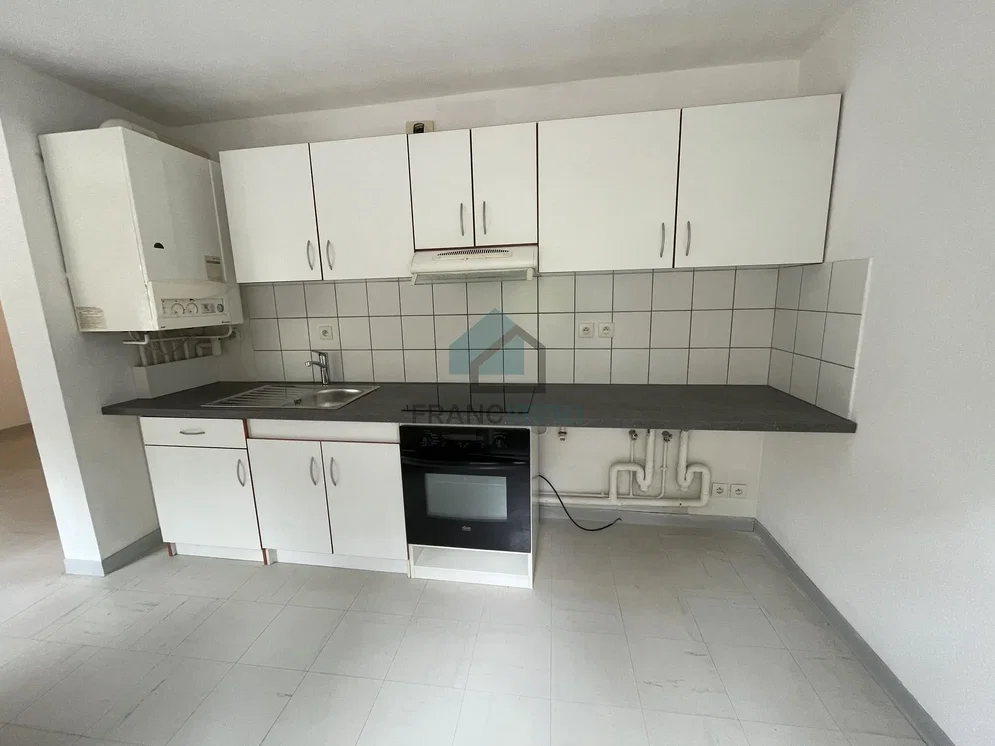 Cucina; elettrodomestici, pavimento in piastrelle