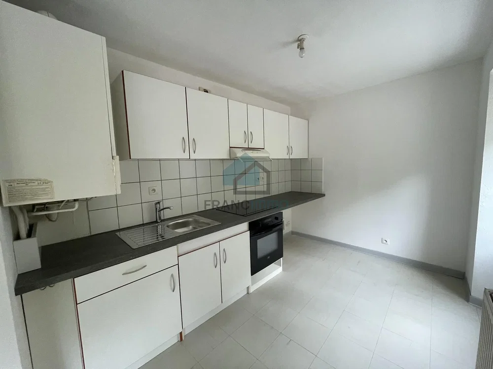 Cucina; elettrodomestici, pavimento in piastrelle
