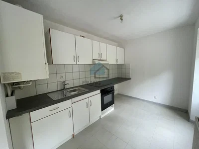 Cucina; elettrodomestici, pavimento in piastrelle