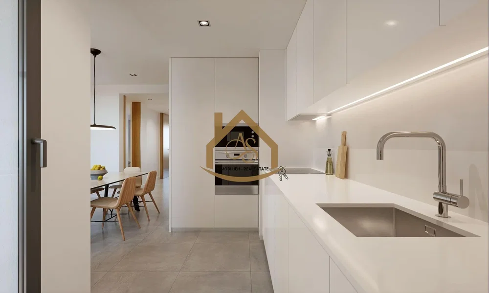 Cucina; elettrodomestici, pavimento in piastrelle, luce naturale