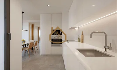 Cucina; elettrodomestici, pavimento in piastrelle, luce naturale