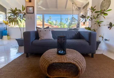 Sala de estar; luz natural, estilo moderno, chão de madeira