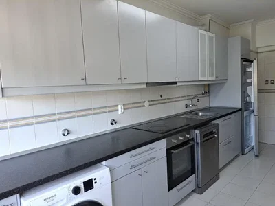 مطبخ; أجهزة المطبخ, أرضية من البلاط, ضوء طبيعي