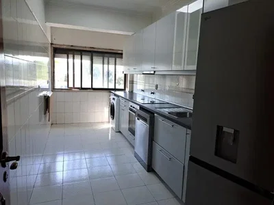 مطبخ; أرضية من البلاط, أجهزة المطبخ, ضوء طبيعي
