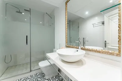 Badezimmer; renoviert, tageslicht, fliesenboden