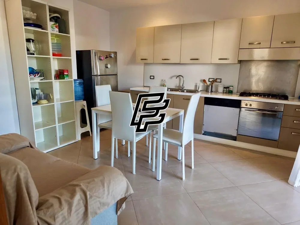 Cuisine; électroménager, carrelage, lumière naturelle