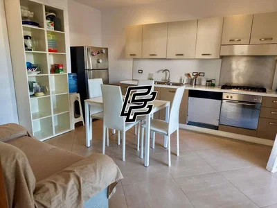 Cuisine; électroménager, carrelage, lumière naturelle