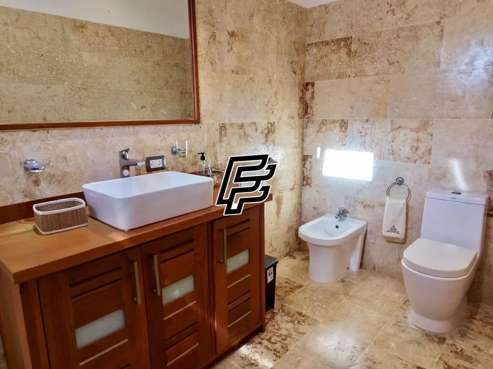 Toilettes; carrelage, lumière naturelle