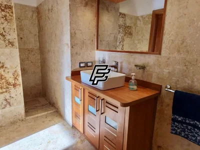 Salle de bain; carrelage, poutres en bois, rénové, lumière naturelle