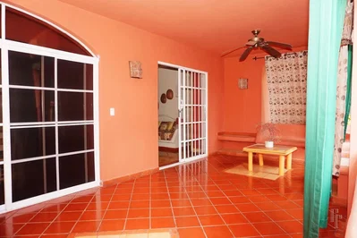 Salon; carrelage, lumière naturelle