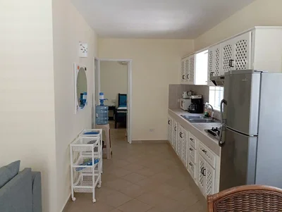 Kuhinja; kućanski aparati, pločice, prirodna svjetlost