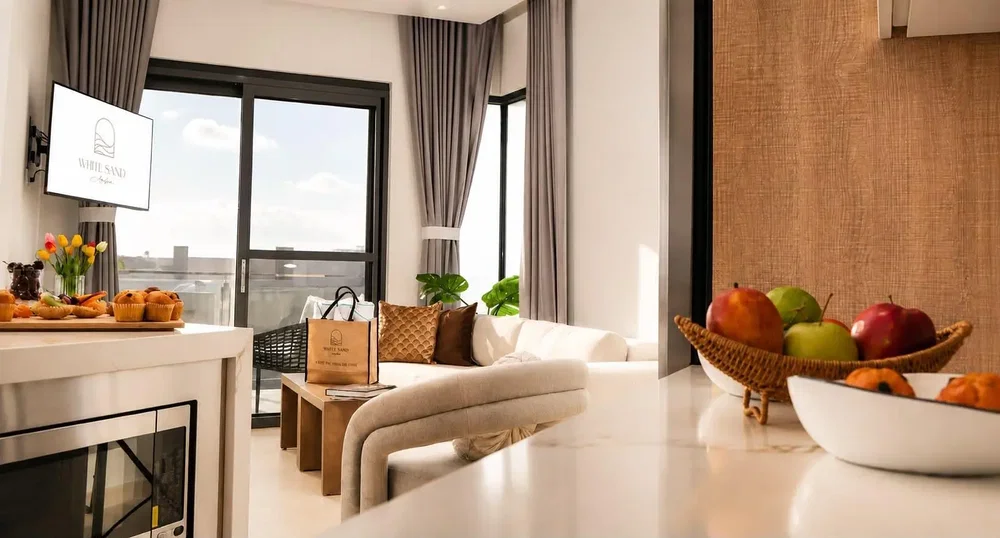 Sala de estar; vista, lareira, luz natural, estilo moderno