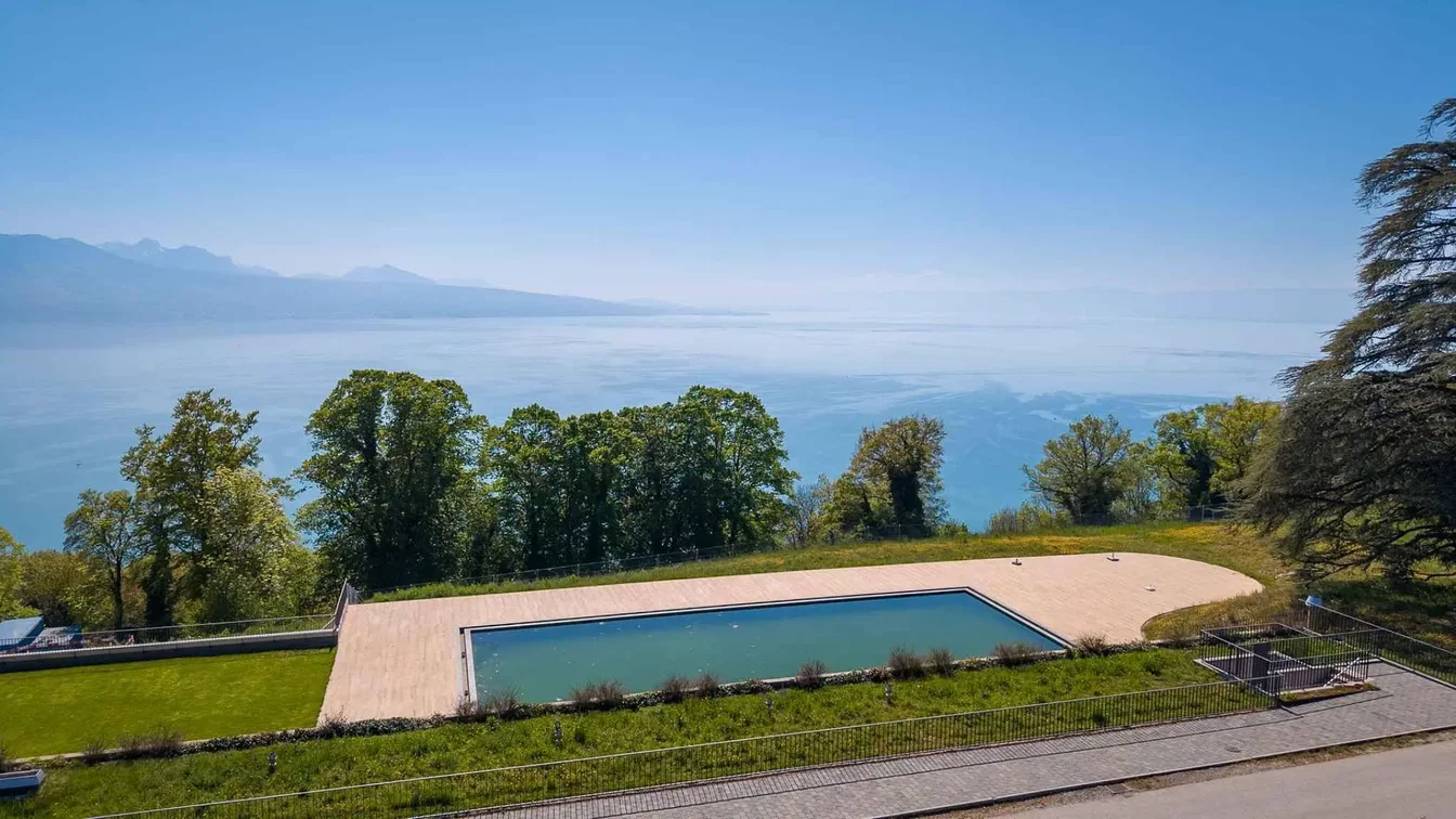 House and surroundings; view, natural light