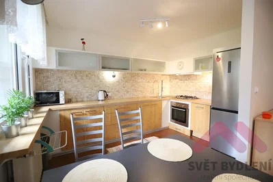 Cucina; elettrodomestici, luce naturale, stile moderno