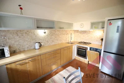 Cucina; elettrodomestici, luce naturale, stile moderno