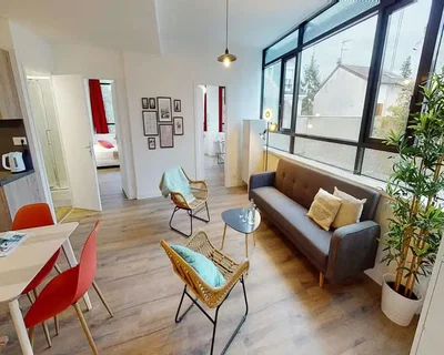 Oturma odası; ahşap zemin, doğal ışık, modern stil