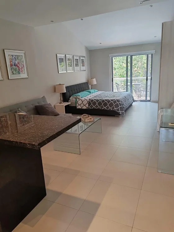 Chambre; carrelage, lumière naturelle