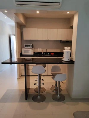 Cuisine; électroménager, carrelage, lumière naturelle