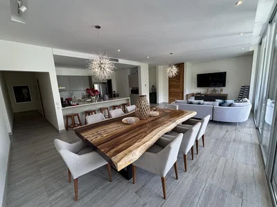 Salon; parquet, lumière naturelle, style moderne, électroménager