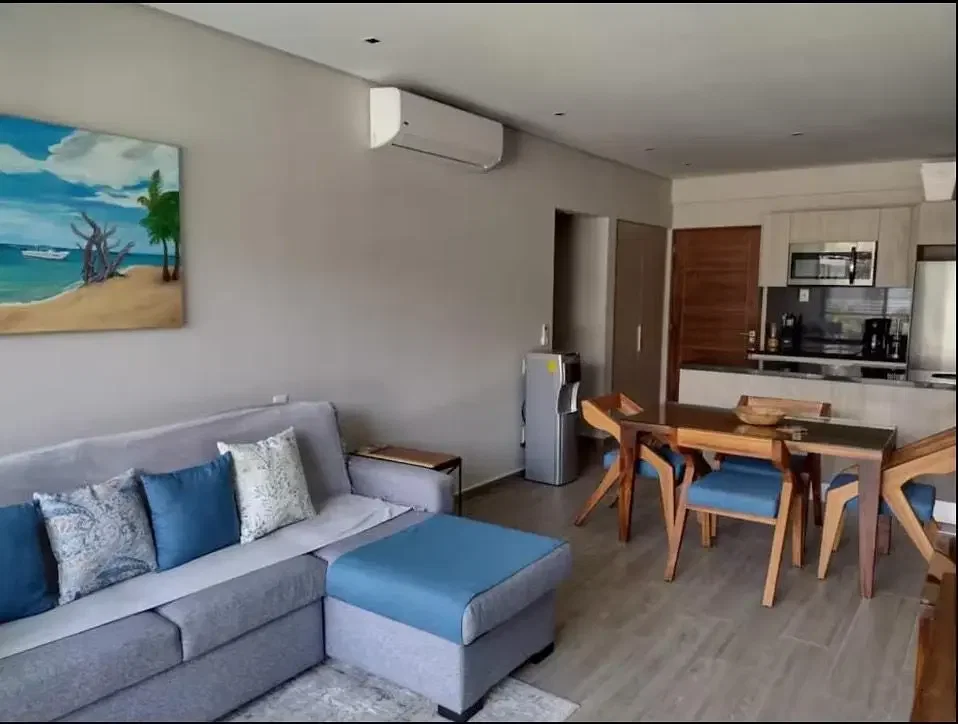 Wohnzimmer; tageslicht, holzboden, moderner stil, küchengeräte