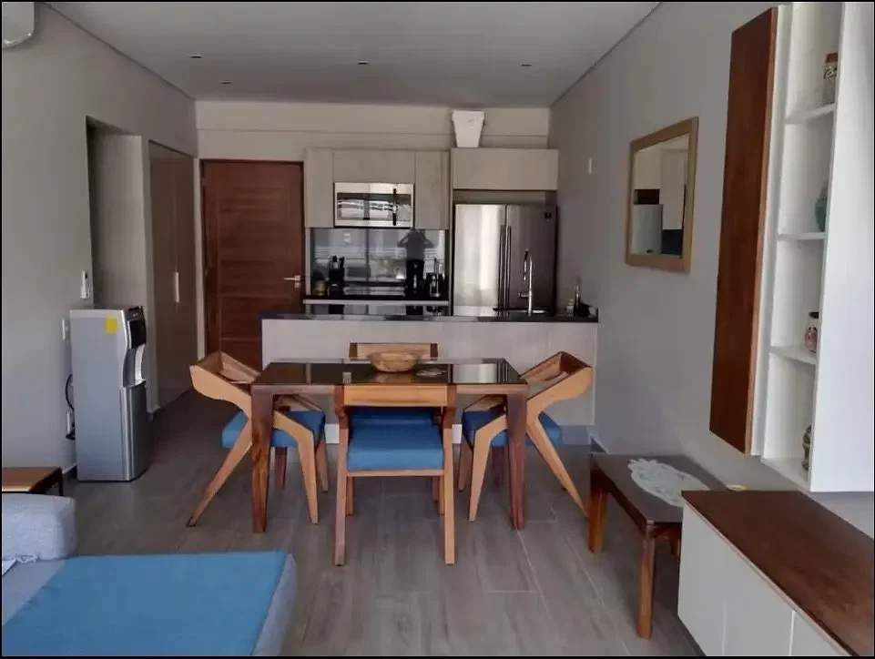 Wohnzimmer; küchengeräte, holzboden, tageslicht