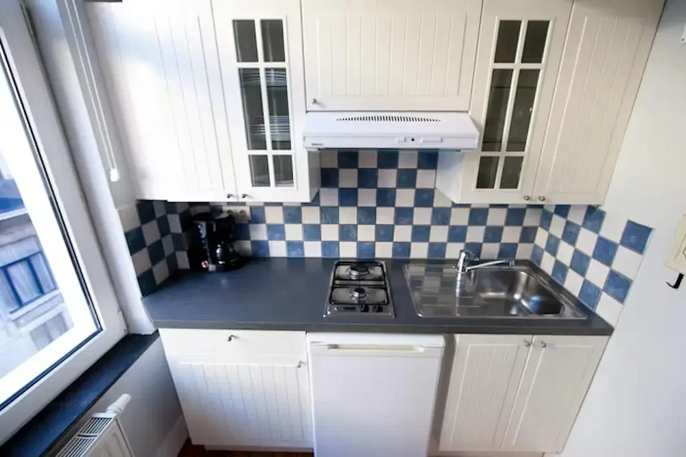 Cucina; elettrodomestici, luce naturale, pavimento in piastrelle
