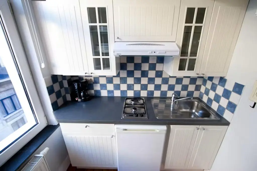 Cucina; elettrodomestici, luce naturale, pavimento in piastrelle