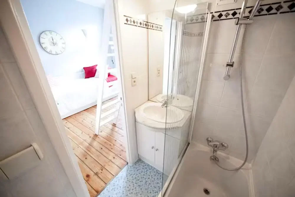 Bagno; pavimento in piastrelle, luce naturale