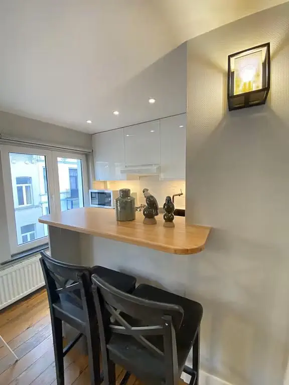 Cucina; pavimento in legno, luce naturale, elettrodomestici