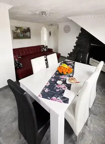 Wohnzimmer; fliesenboden, tageslicht, moderner stil