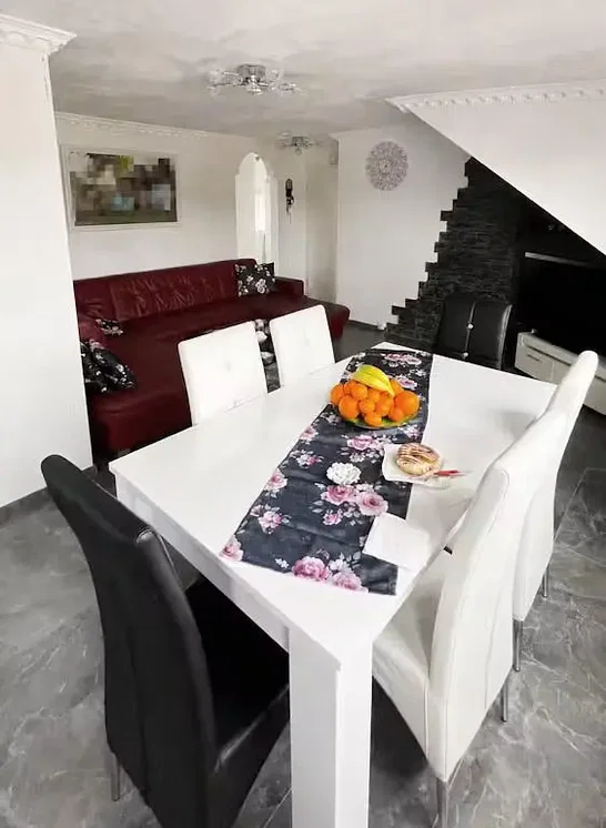 Wohnzimmer; fliesenboden, tageslicht, moderner stil