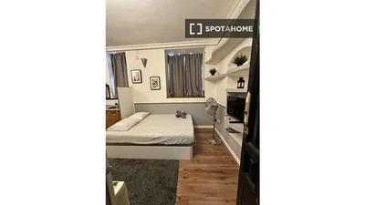 Schlafzimmer; holzboden, tageslicht