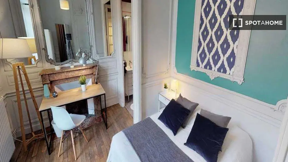 Schlafzimmer; holzboden, tageslicht
