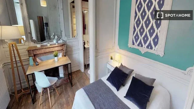 Schlafzimmer; holzboden, tageslicht