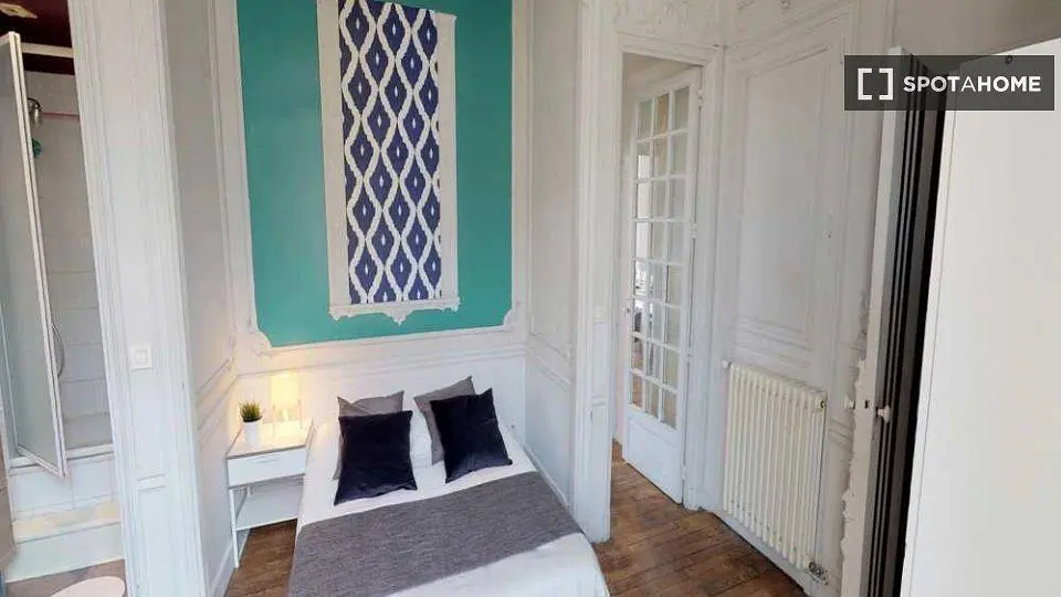 Schlafzimmer; holzboden, tageslicht