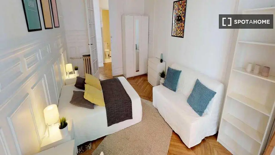 Schlafzimmer; holzboden, tageslicht, moderner stil