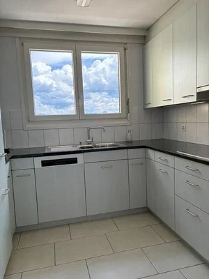 Кухиња; поглед, кухињски апарати, плочице, природно светло
