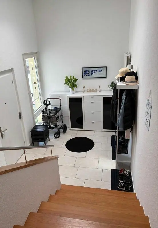 Cloakroom; tile floor, wood floor, natural light