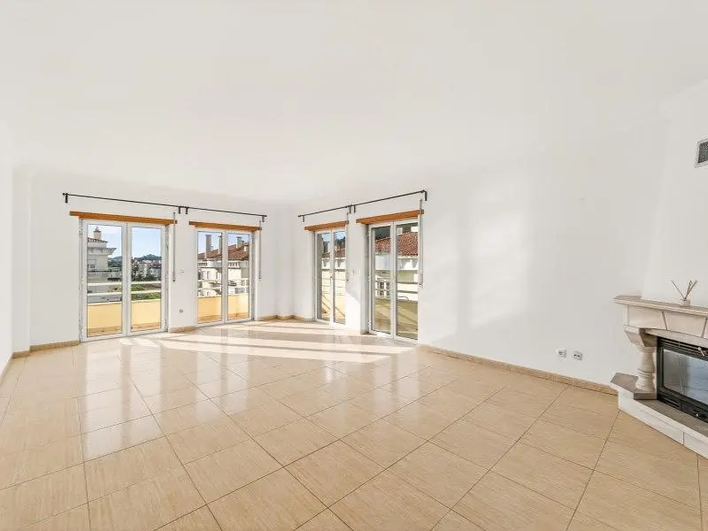 Wohnzimmer; fliesenboden, kamin, tageslicht, blick