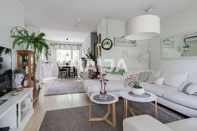 Salón; luz natural, estilo moderno, suelo de madera