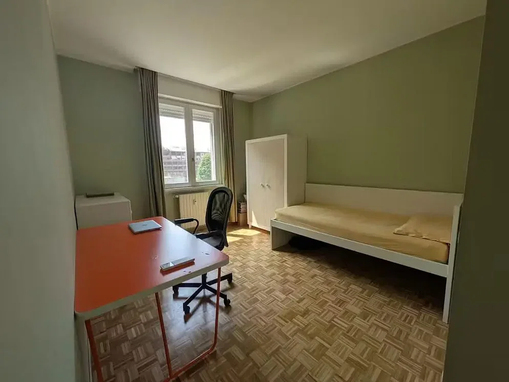 Schlafzimmer; tageslicht, holzboden